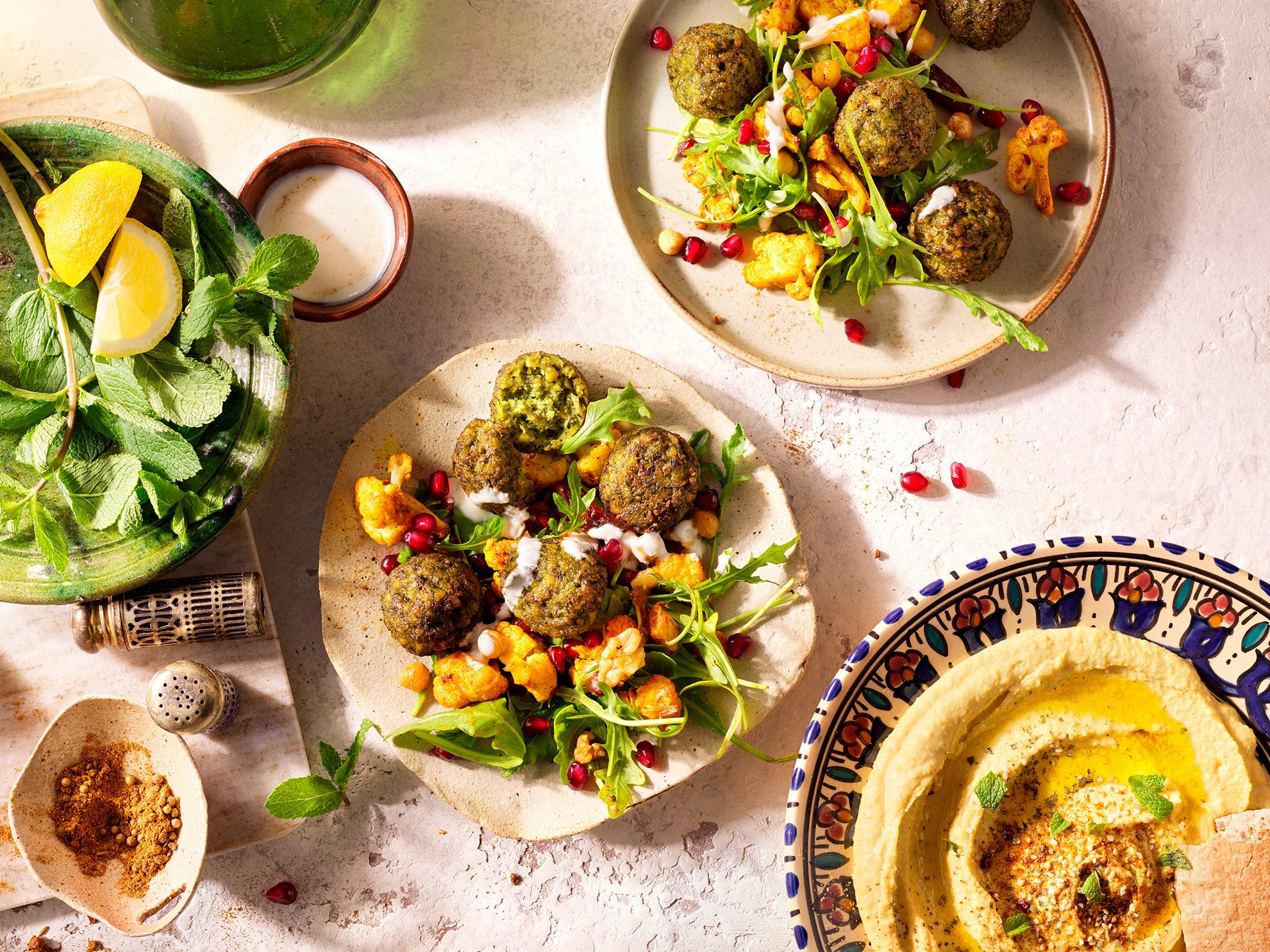 Veganer arabischer Salat mit Garden Gourmet Falafel