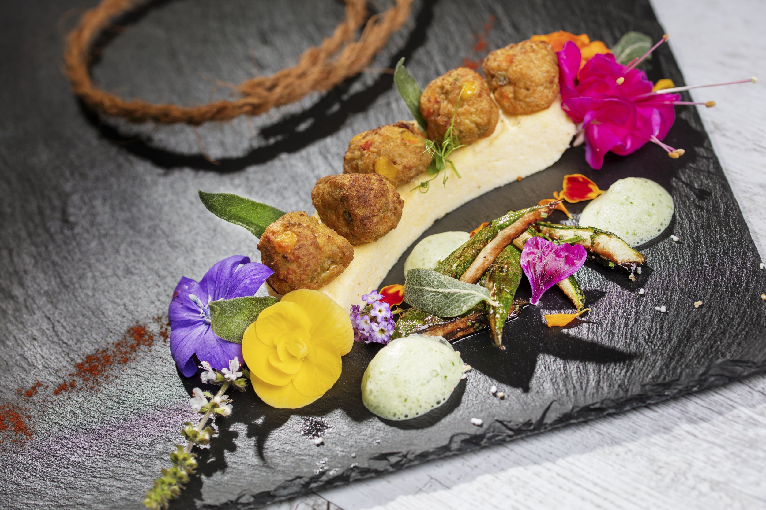 Vegetarische Gemüsebällchen an Polenta