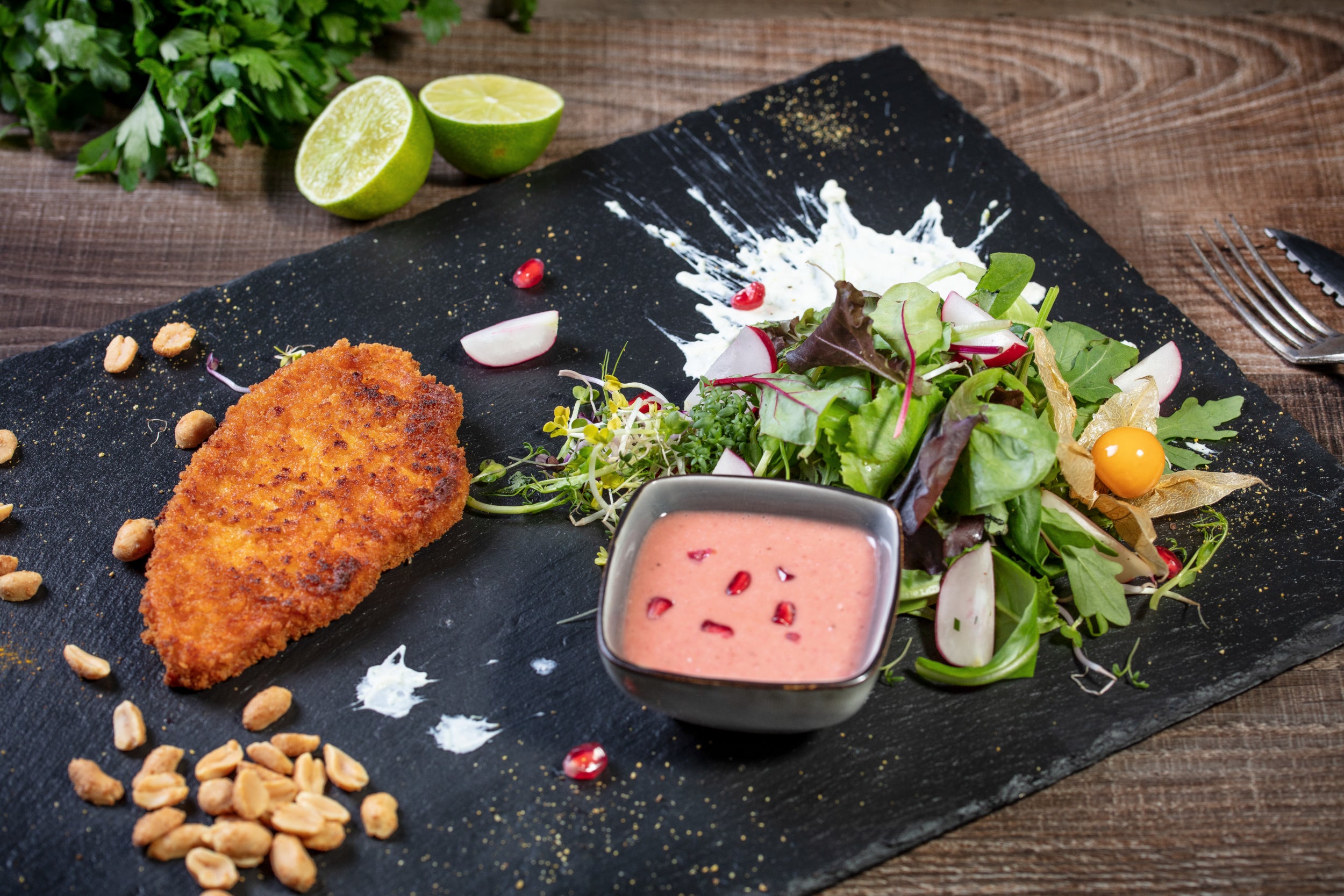 Vegetarische Schnitzel an frischen Wildkräutersalat Vegetarische Schnitzel an frischen Wildkräutersalat