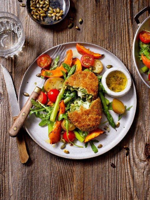 Spinat-Käse Knuspertaschen mit Spargel-Kürbis-Salat