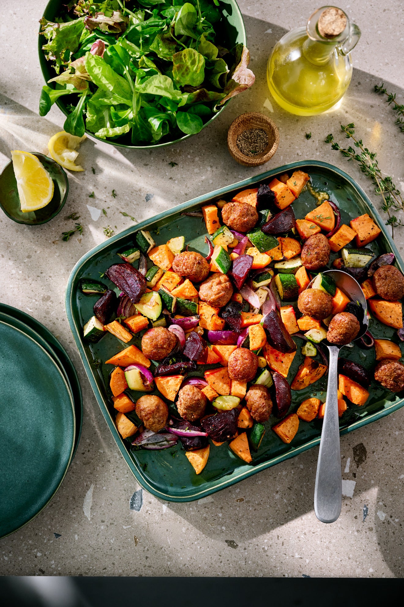 Traybake Wintersalat mit vegetarischen Hackbällchen Traybake Wintersalat mit vegetarischen Hackbällchen