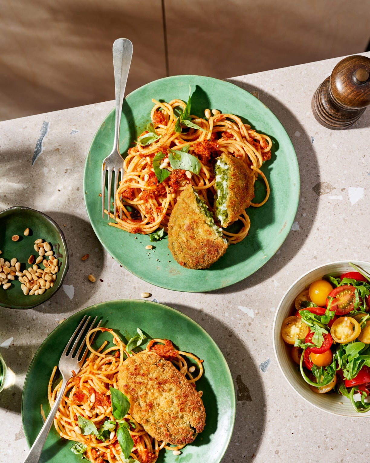 Spinat-Käse Knuspertaschen mit Spaghetti in Tomatensauce