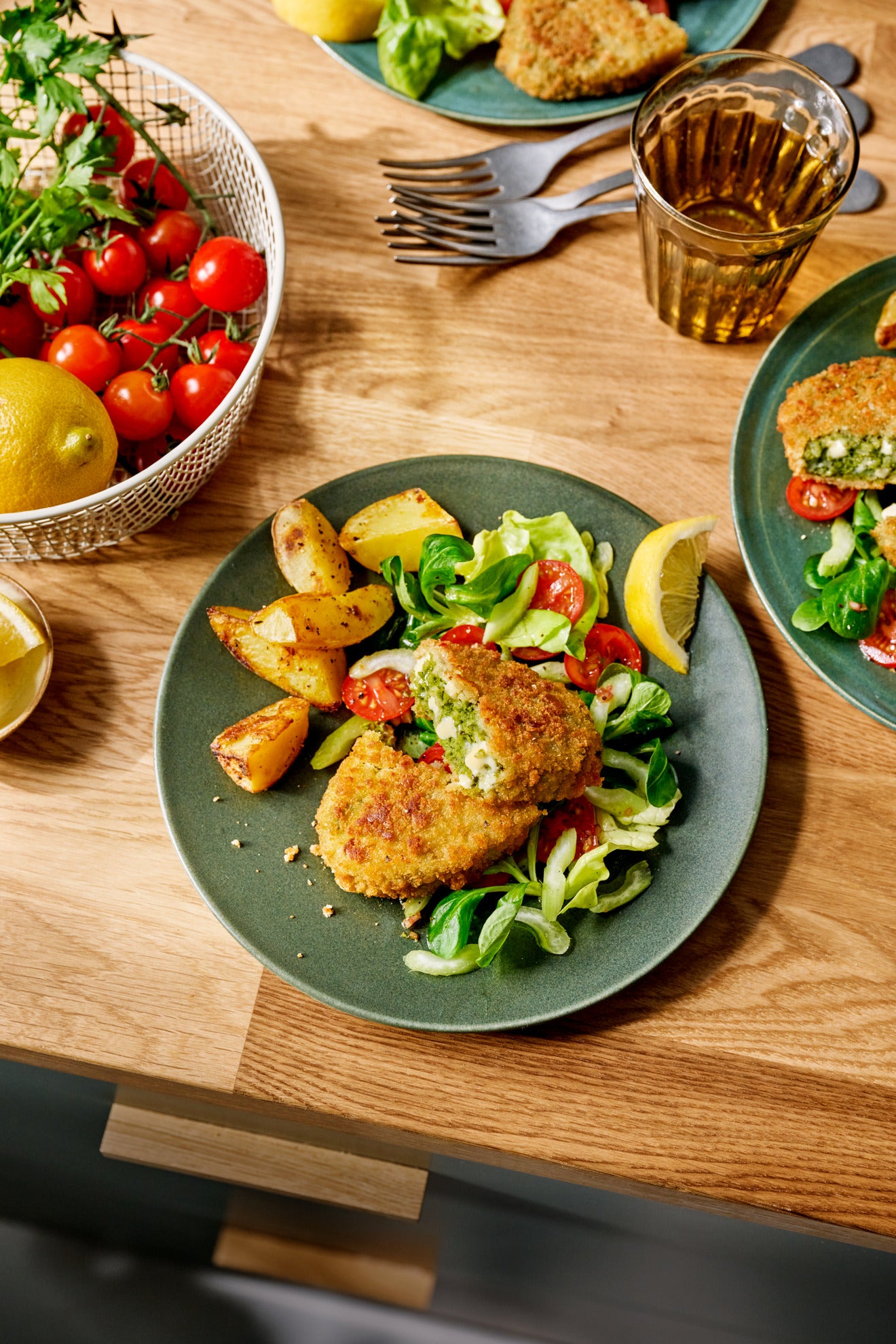 Spinat-Käse Knuspertaschen mit Selleriesalat Spinat-Käse Knuspertaschen mit Selleriesalat