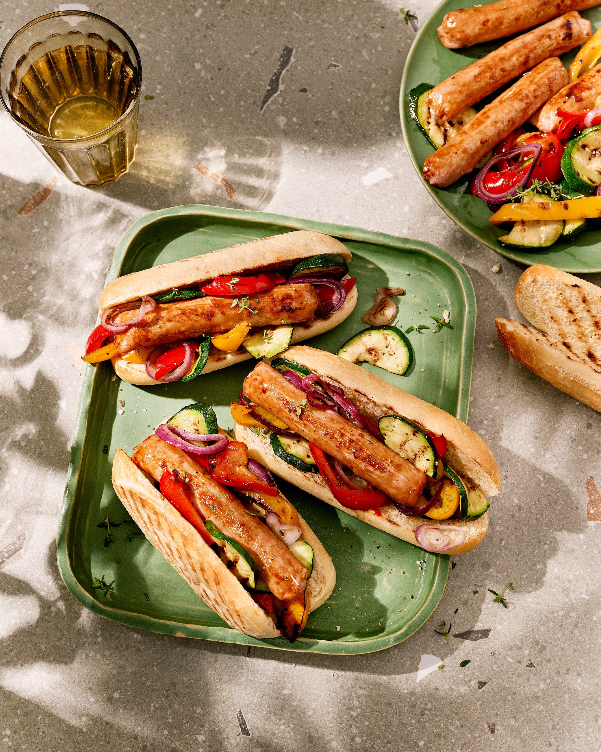 Bratwurst Panini mit gegrilltem Gemüse