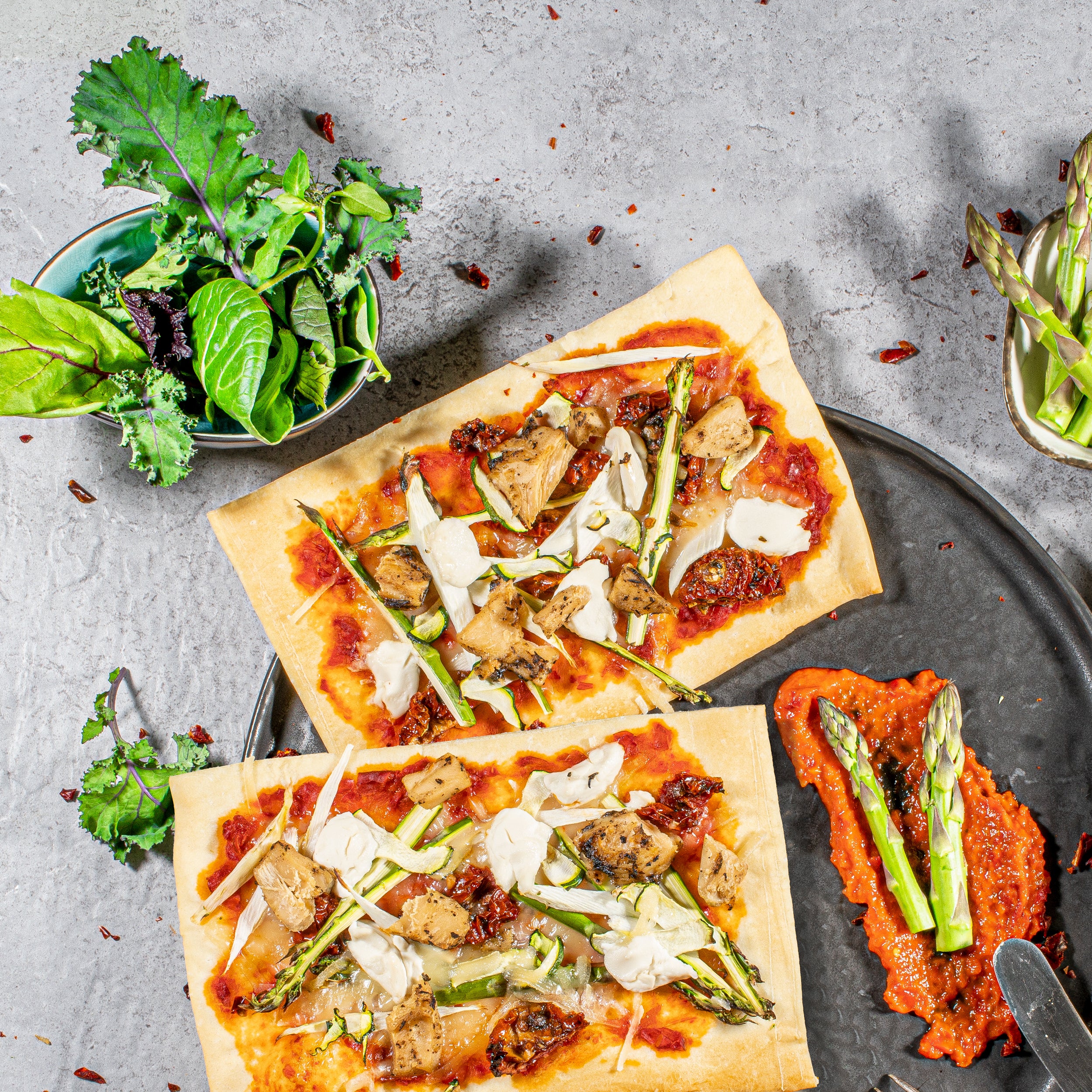 Pizza mit Sensational Filet-Stückchen und Spargel