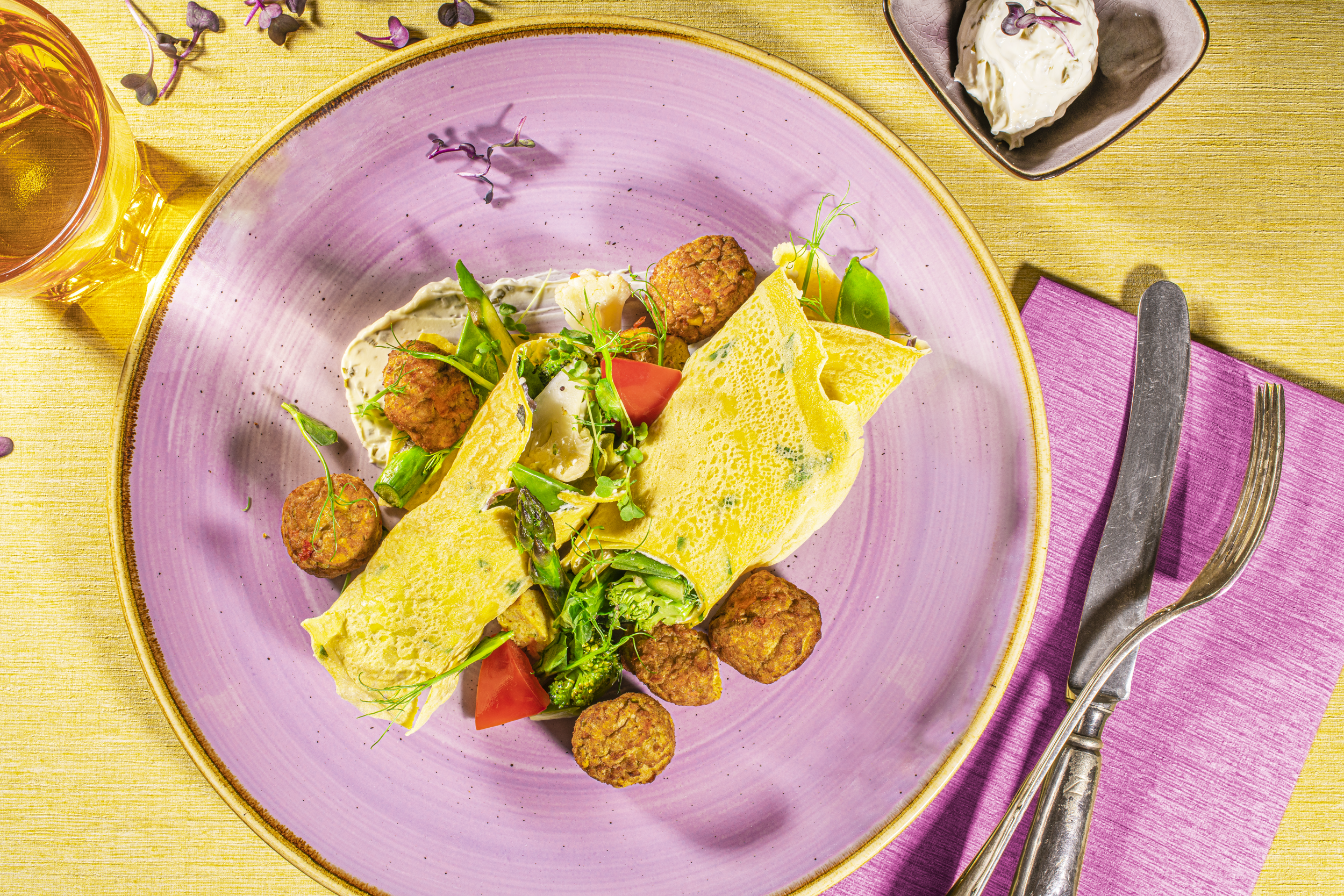 Gefüllter Crepe mit grünem Spargel und Gemüsebällchen