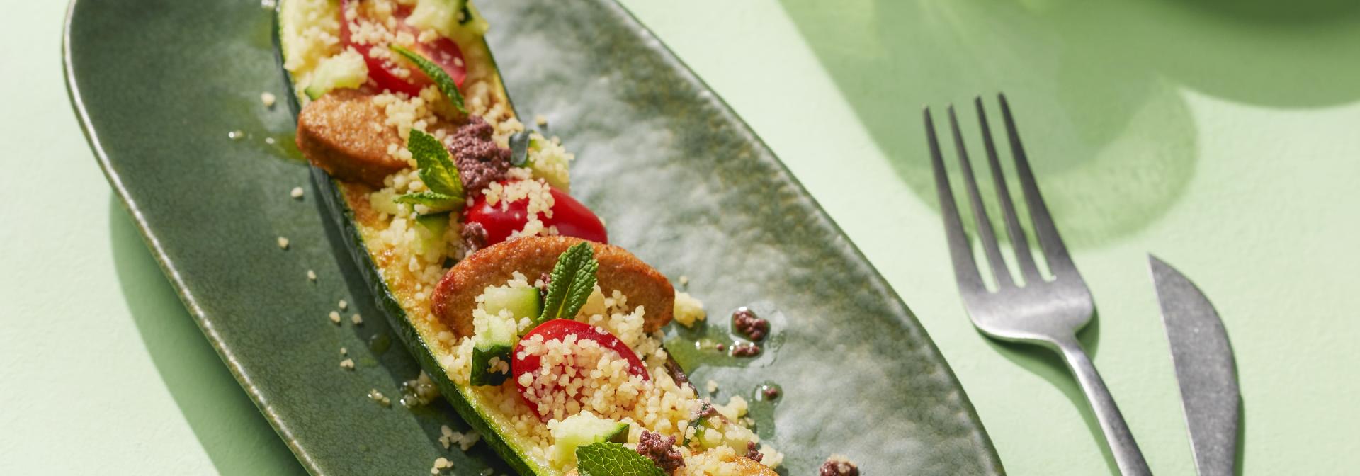 Zucchini Schiffchen mit veganen Filet-Streifen