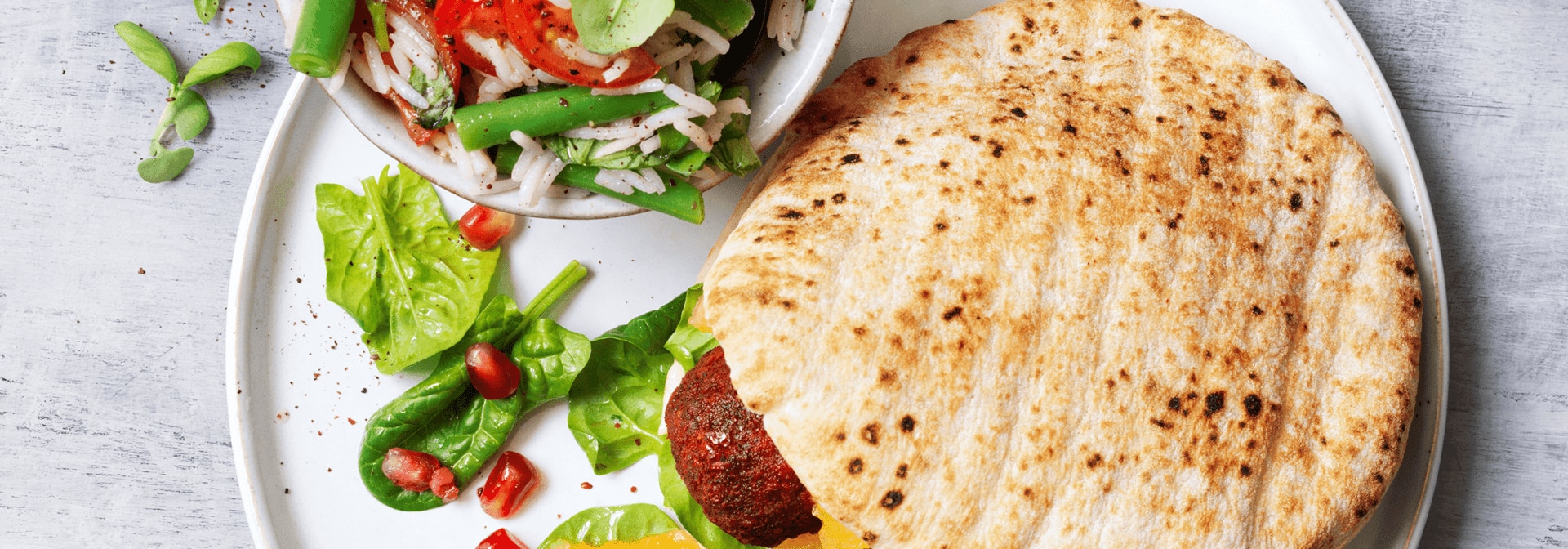 Pita Brot mit Rote Bete Falafel und Reissalat
