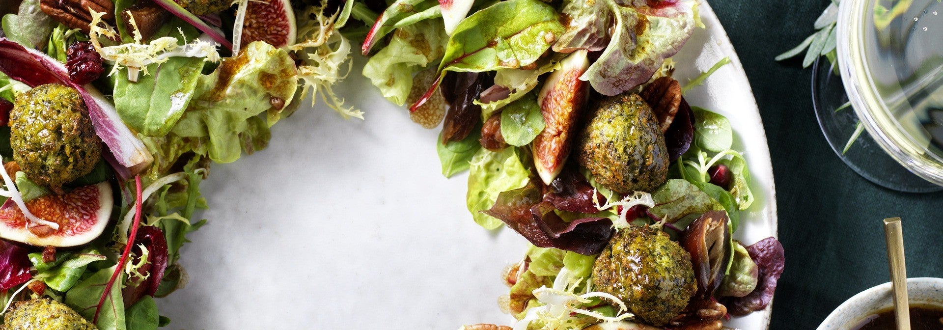 Adventskranzsalat mit Spinat-Falafel