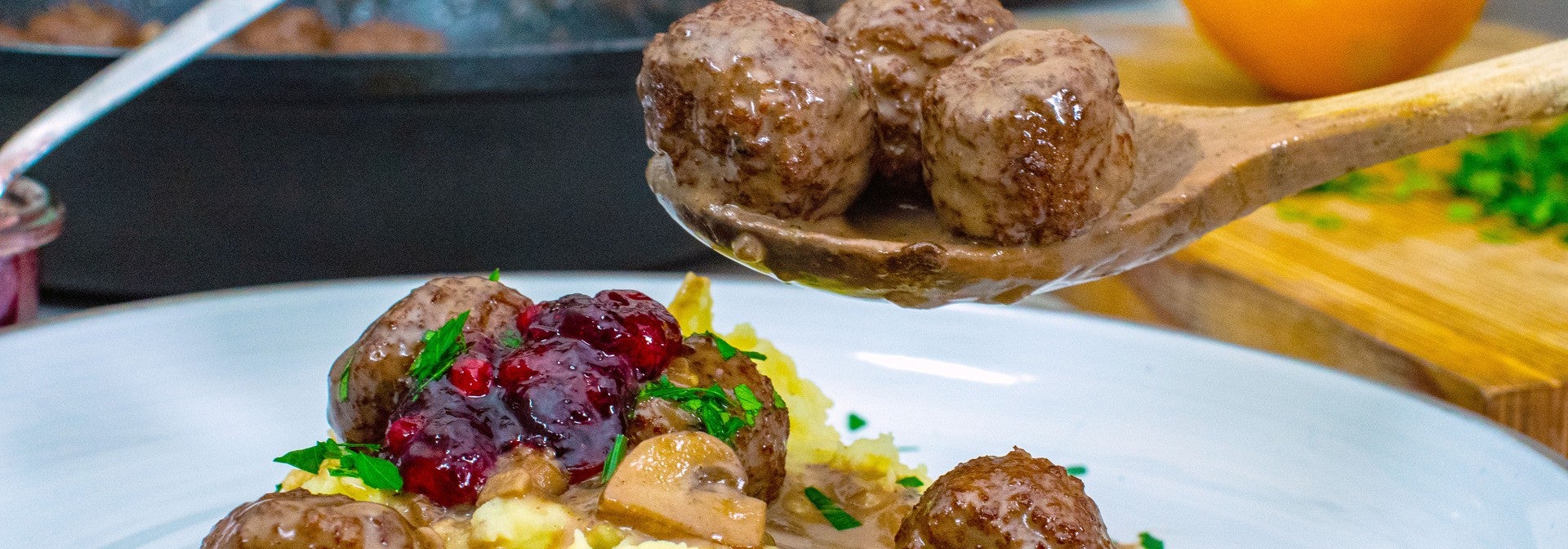Hackbällchen-Pfanne mit vegetarischen Klößchen