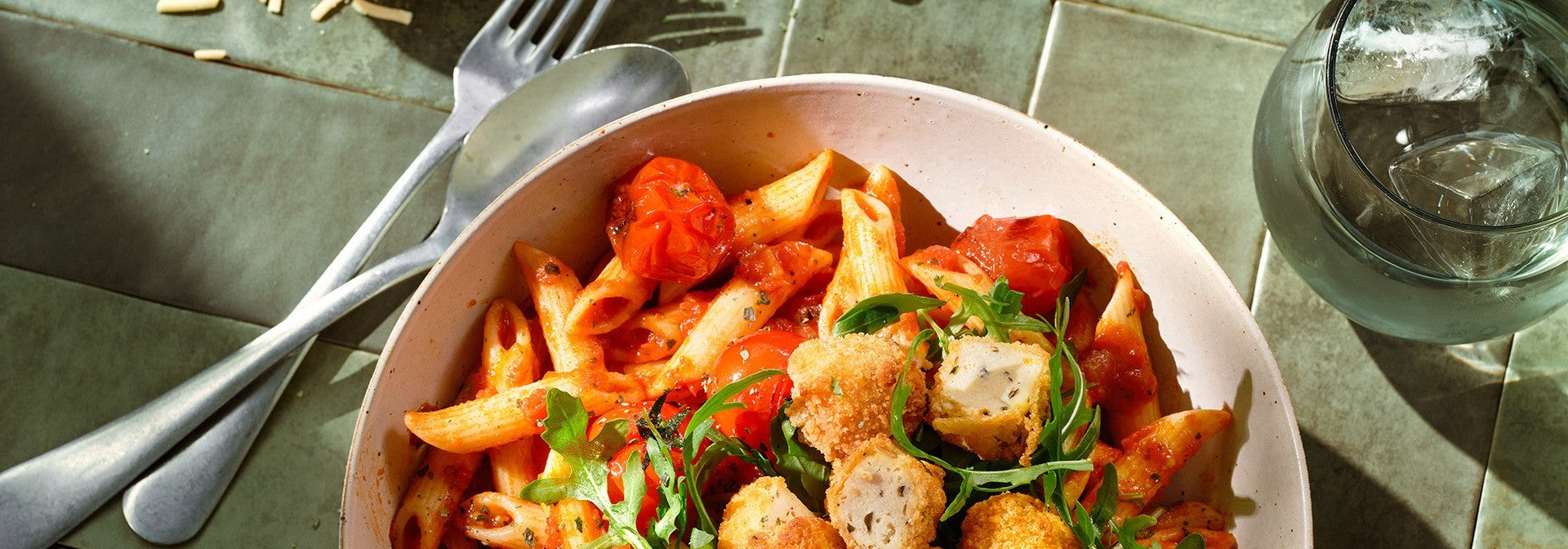 Crunchy Tofu Pasta mit scharfer Tomatensauce