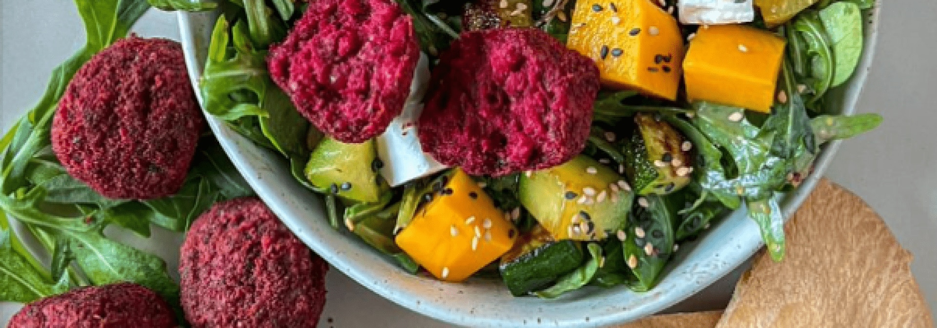 Rote Bete Falafel Salat mit Tahini Dressing