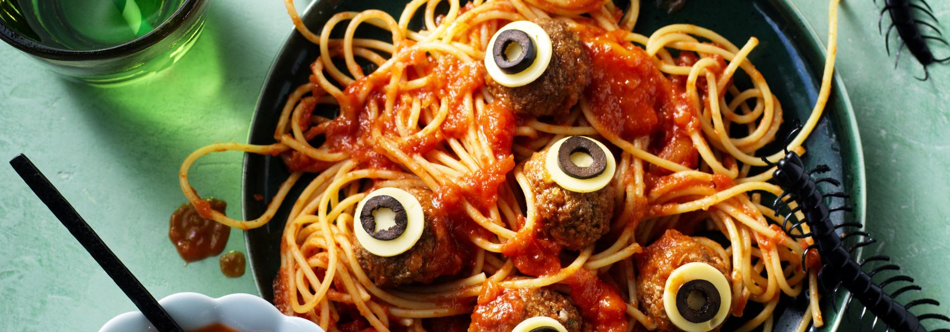 Halloween Spaghetti mit Augäpfeln und blutiger Soße