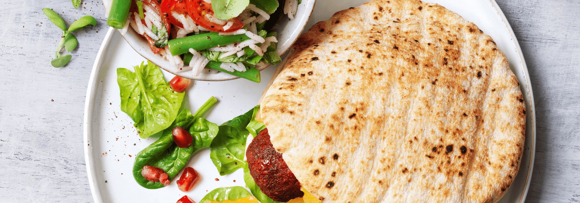 Pita Brot mit Rote Bete Falafel und Reissalat