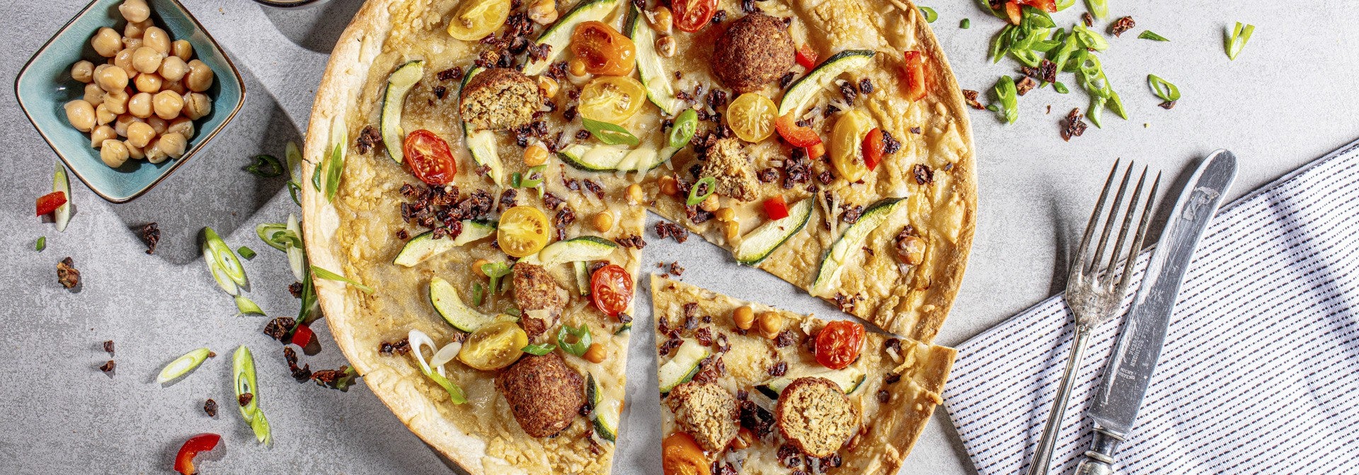Mediteraner Flammkuchen mit Falafel