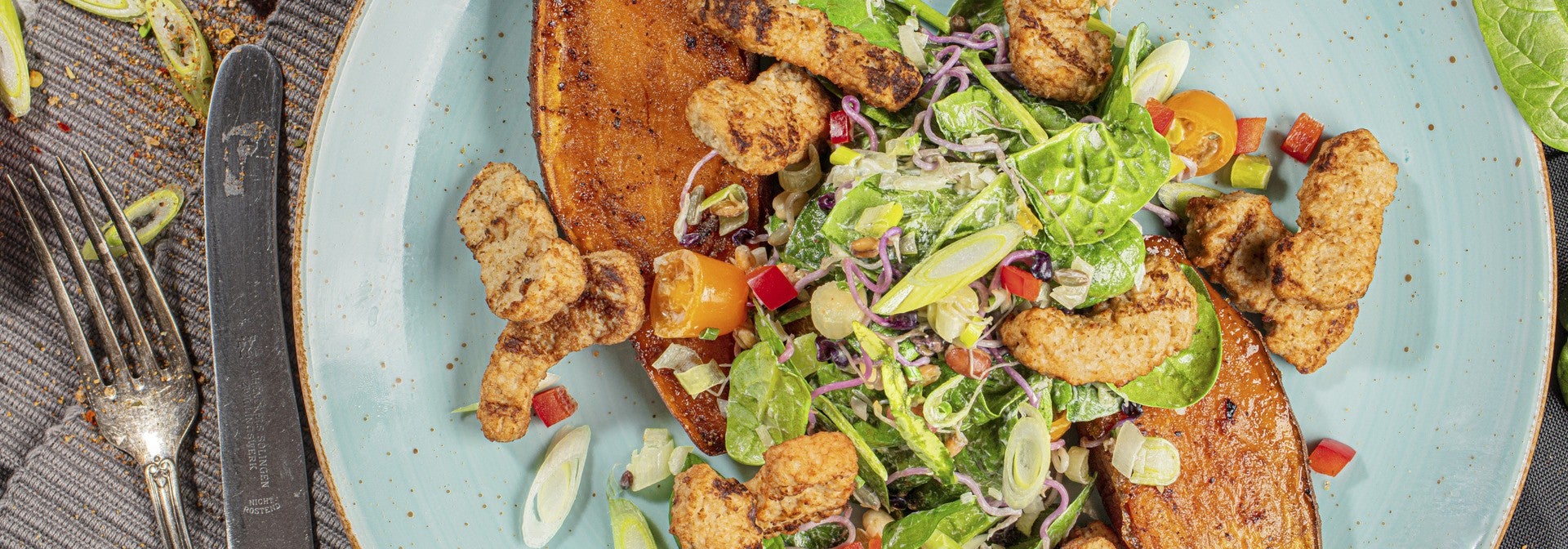 Vegetarische Filetstreifen mit gebackener Süßkartoffel und Spinatsalat