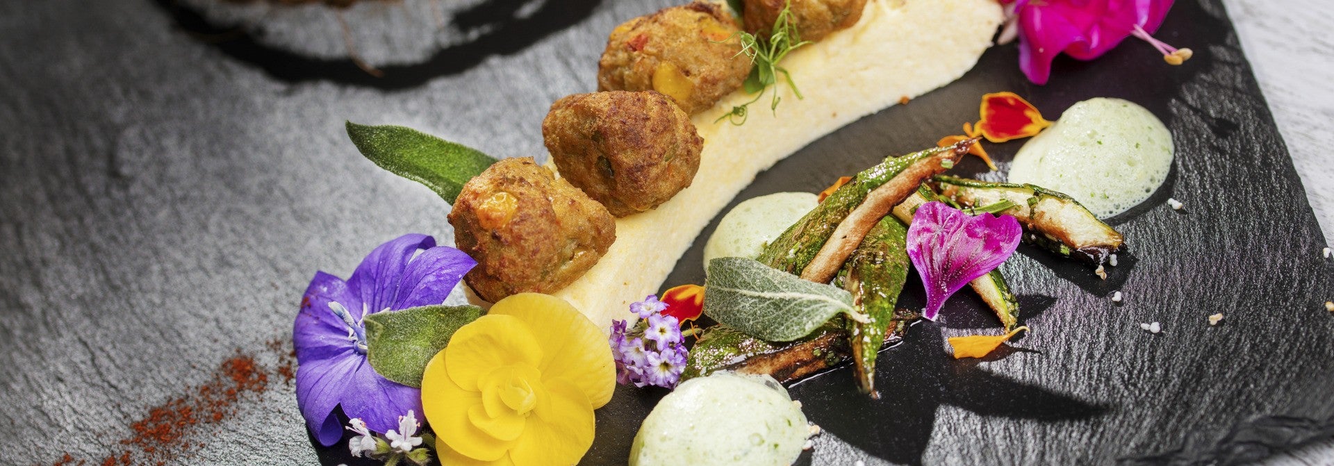 Vegetarische Gemüsebällchen an Polenta