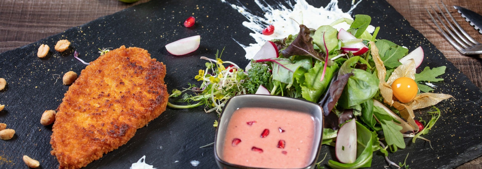 Vegetarische Schnitzel an frischen Wildkräutersalat