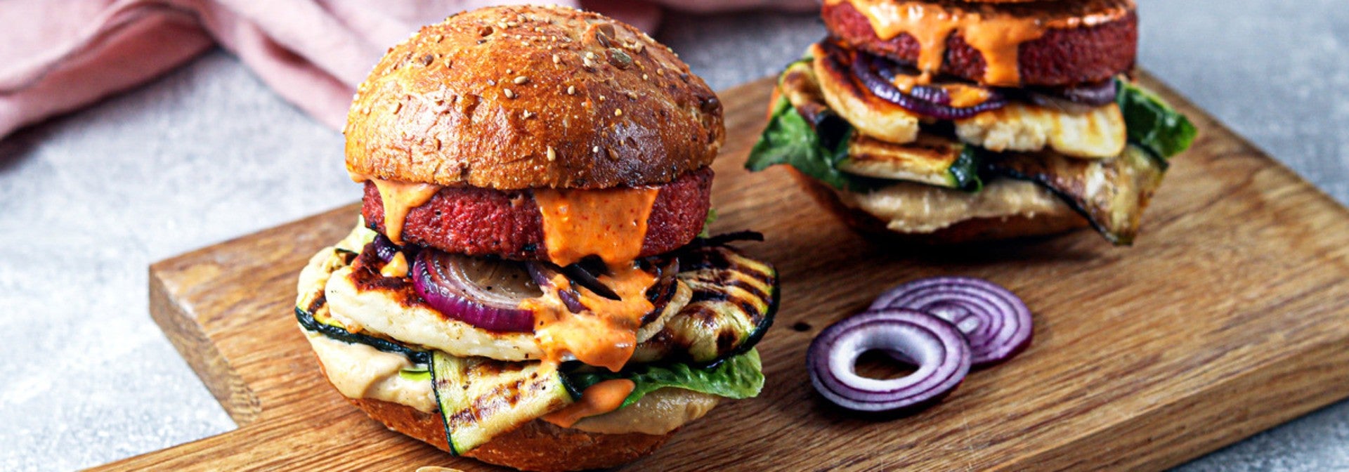 Veggie Burger mit Halloumi und Hummus