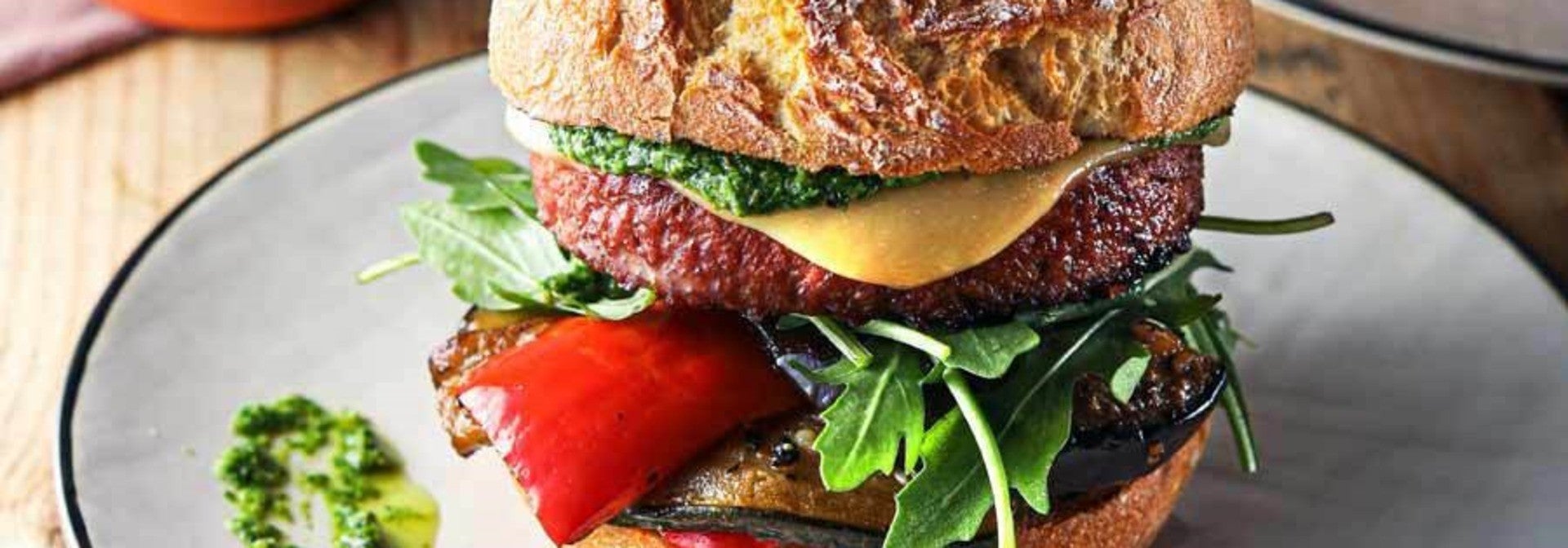Veganer Mediterraner Burger mit Antipastigemüse