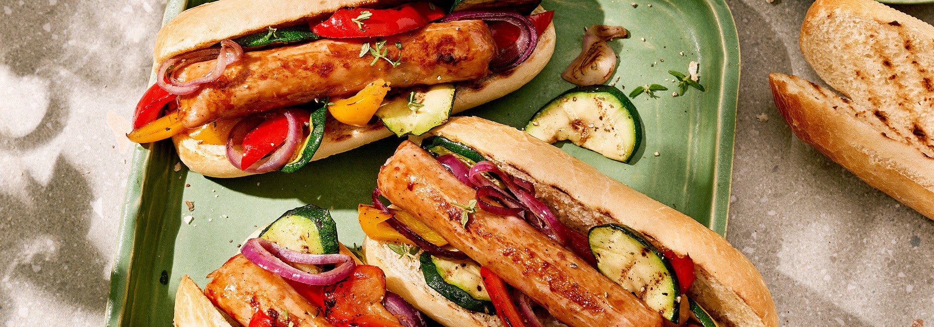 Bratwurst Panini mit gegrilltem Gemüse