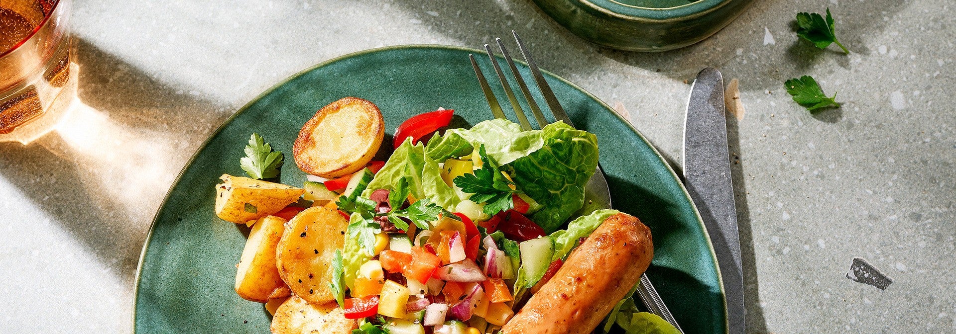 No Waste Salat mit Sensational Bratwurst