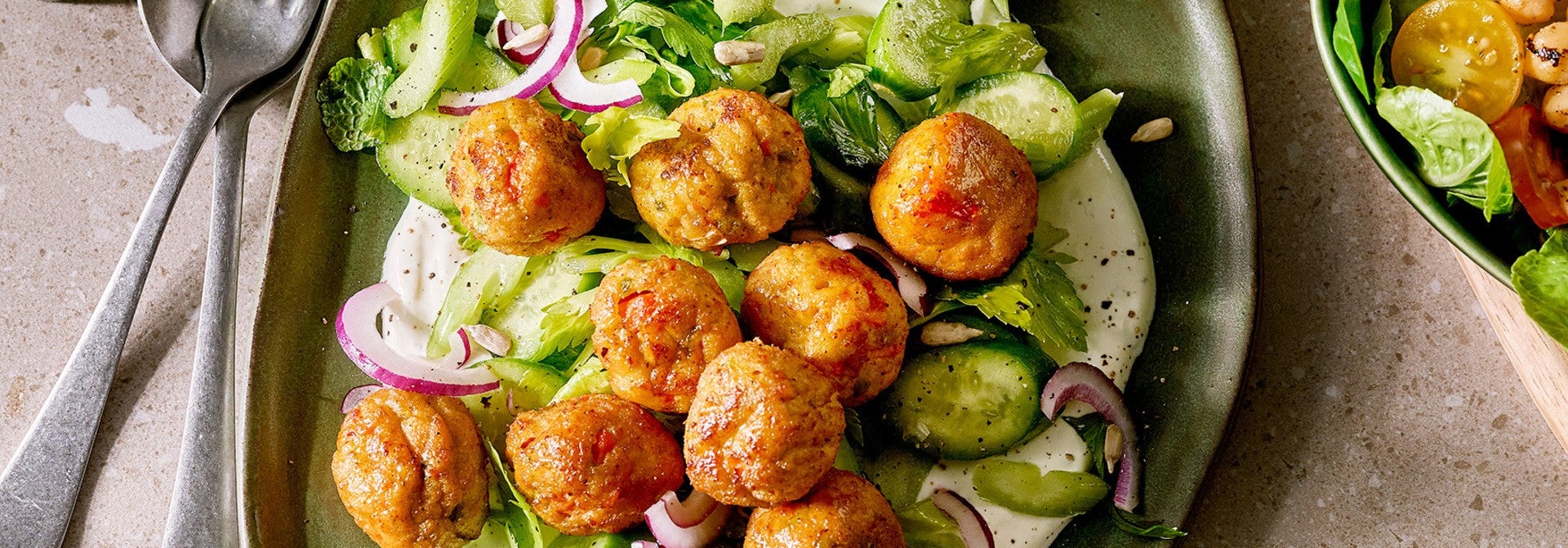 Gemüsebällchen mit Salat und griechischem Joghurt