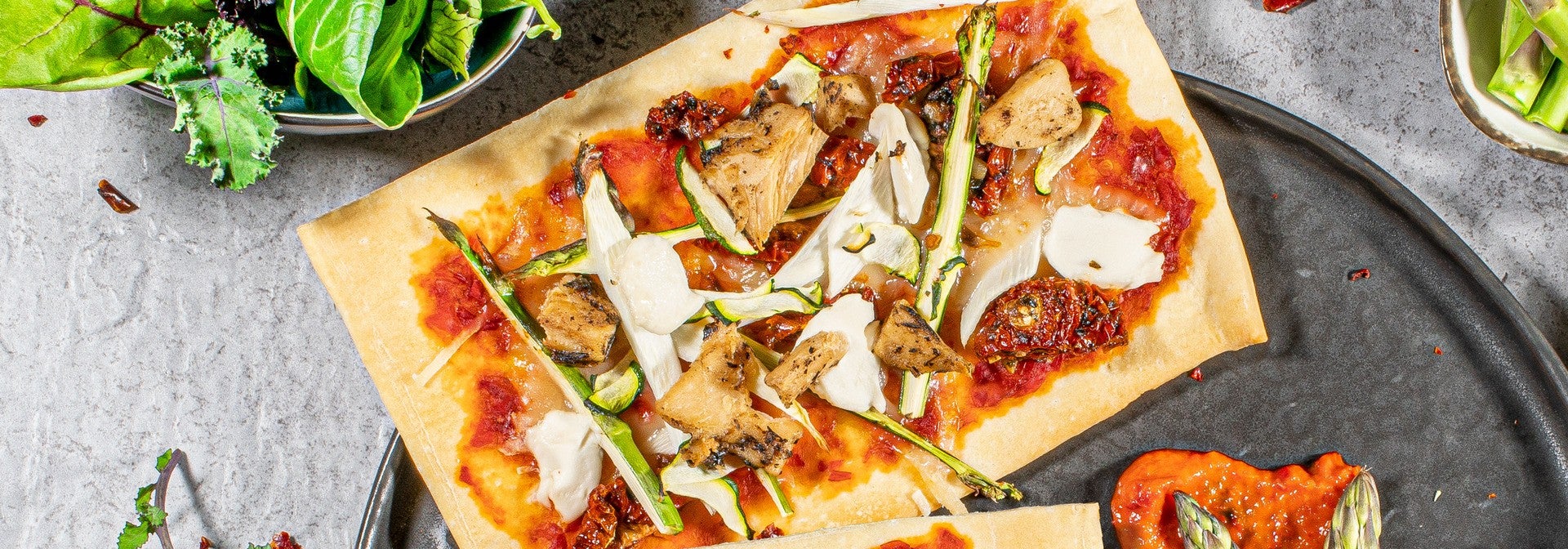 Pizza mit Sensational Filet-Stückchen und Spargel