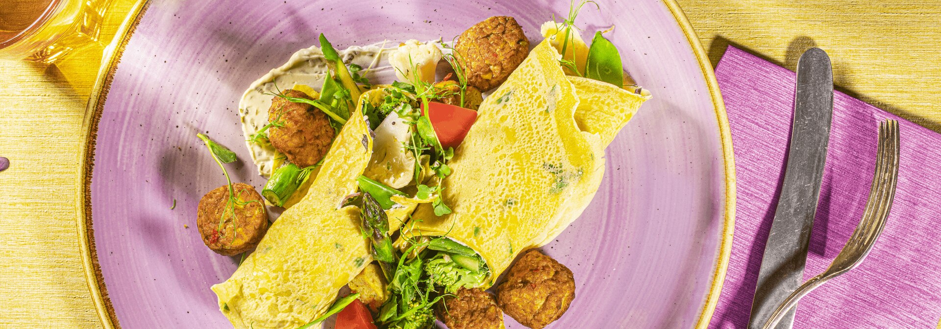 Gefüllter Crepe mit grünem Spargel und Gemüsebällchen