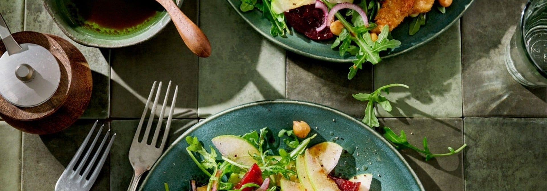 Kichererbsensalat mit Apfel und veganem Schnitzel