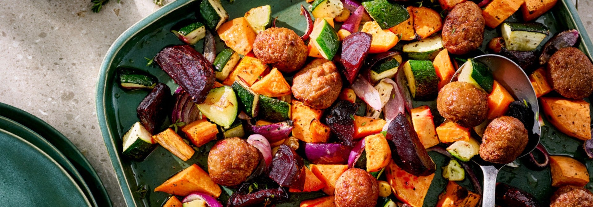 Ofengemüse Wintersalat mit vegetarischen Hackbällchen