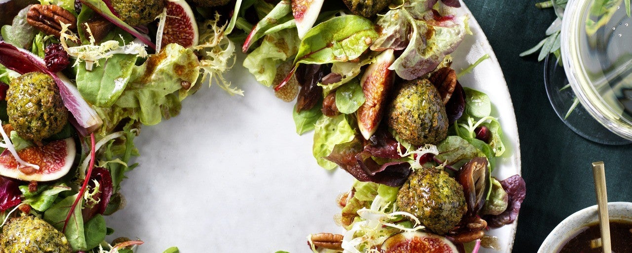 Adventskranzsalat mit Spinat-Falafel
