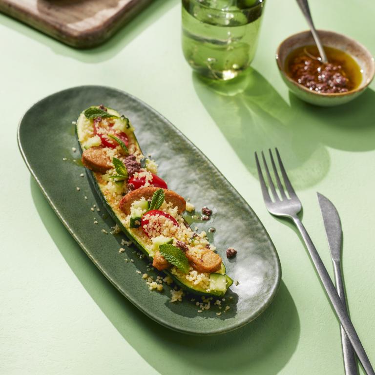 Zucchini Schiffchen mit veganen Filet-Streifen Zucchini Schiffchen mit veganen Filet-Streifen