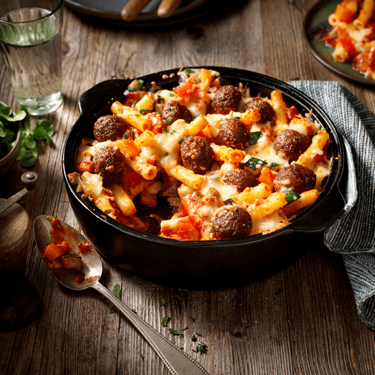 Überbackene Nudeln mit Kürbis und vegetarischen Klößchen Überbackene Nudeln mit Kürbis- und Gemüsebällchen