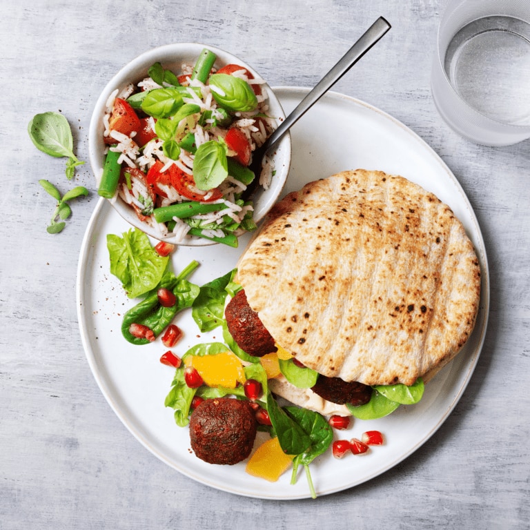 Pita Brot mit Rote Bete Falafel und Reissalat