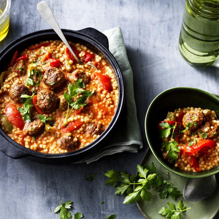 Couscous Gulasch mit vegetarischen Gemüsebällchen Couscous Gulasch mit vegetarischen Gemüsebällchen