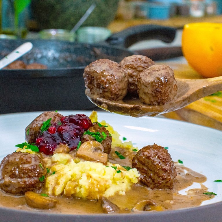 Hackbällchen-Pfanne mit vegetarischen Klößchen