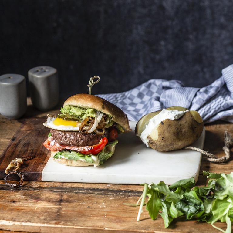 Western Style Burger mit Folien-Grillkartoffeln Western Style Burger