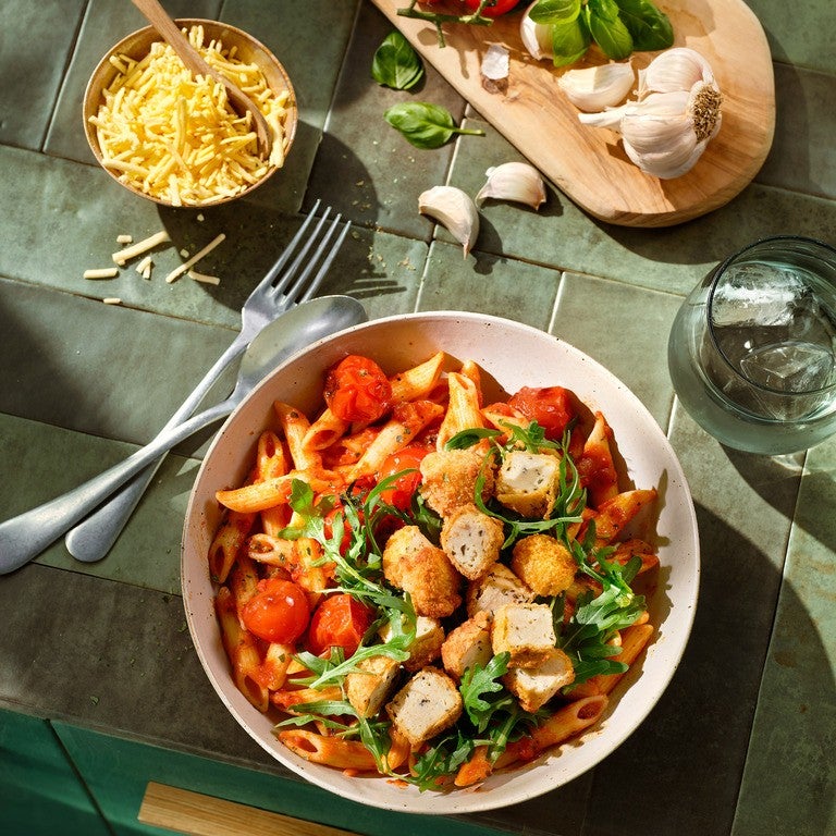 Crunchy Tofu Pasta mit scharfer Tomatensauce