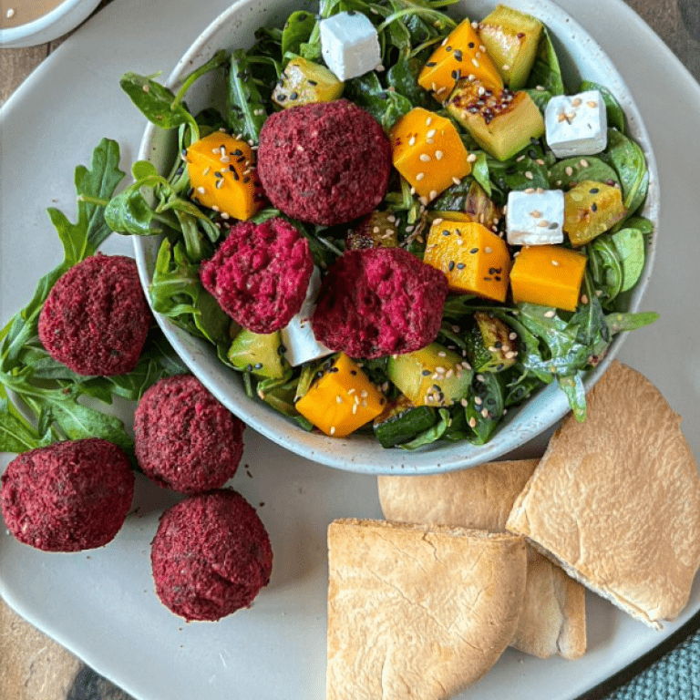 Rote Bete Falafel Salat mit Tahini Dressing Rote Bete Falafel Salat mit Tahini Dressing