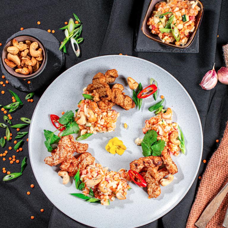 Vegetarische Filet-Streifen auf Linsen-Kokos-Curry-Gemüse Vegetarische Filet-Streifen auf Linsen-Kokos-Gemüse