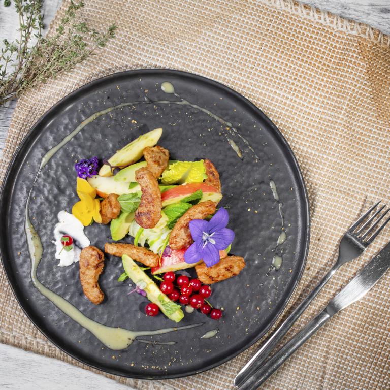 Avocadosalat mit vegetarischen Filet-Streifen