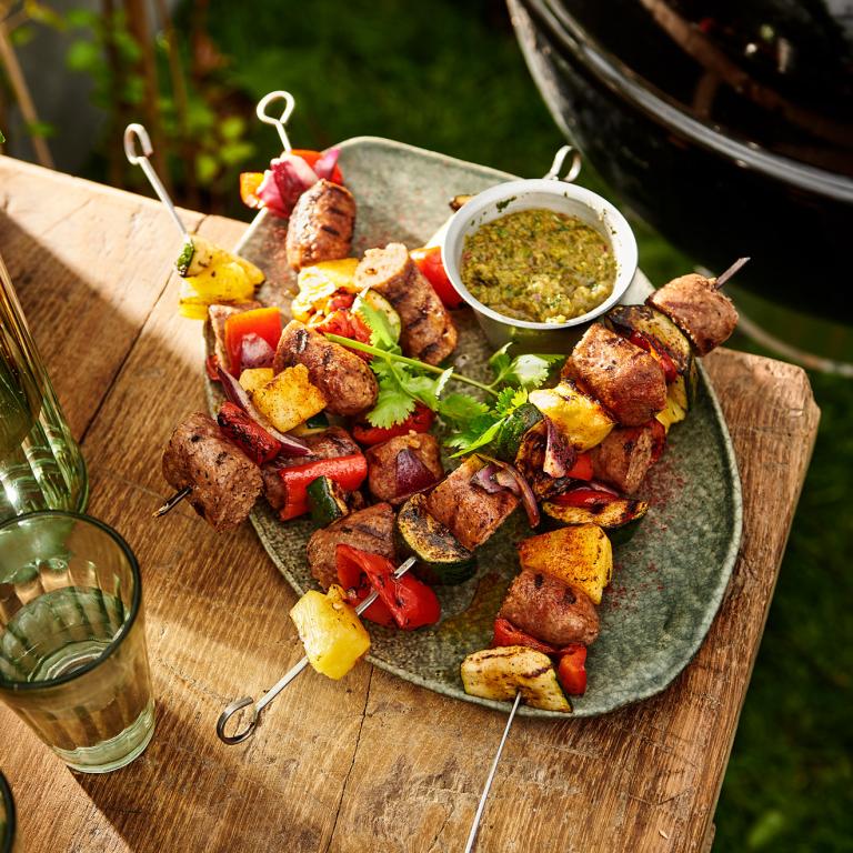 Sensational BBQ Bratwurst-Ananas-Spieße mit grüner Salsa BBQ Wurst Ananas Spieße