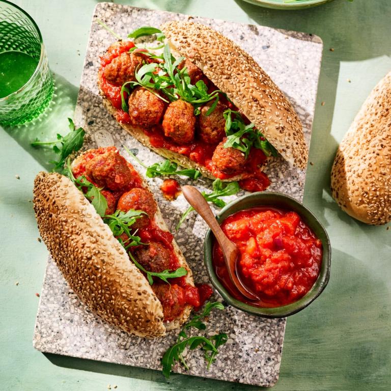 Sub Sandwiches mit vegetarischen Hackbällchen Sub Sandwiches mit vegetarischen Hackbällchen
