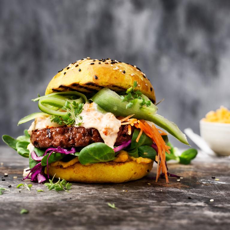 Orangener Burger mit einem Biss Sensational Burger Garden Gourmet Sensational Burger 2.0