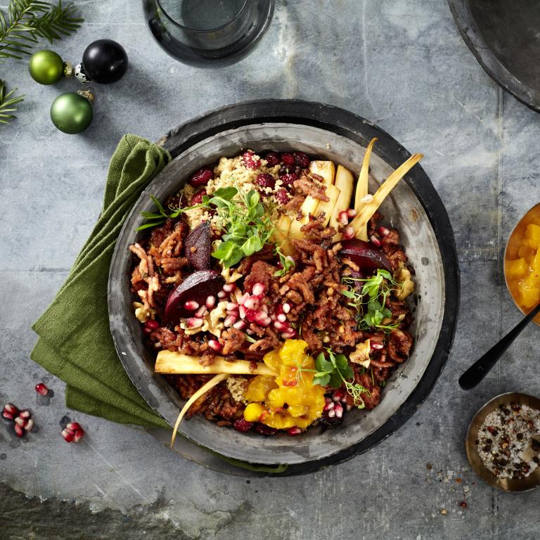 Vegetarische Bowl mit Sensational Hack, Couscous und weihnachtlichem Orangen-Mango-Chutney Vegeatarische Bowl mit Sensational Hack