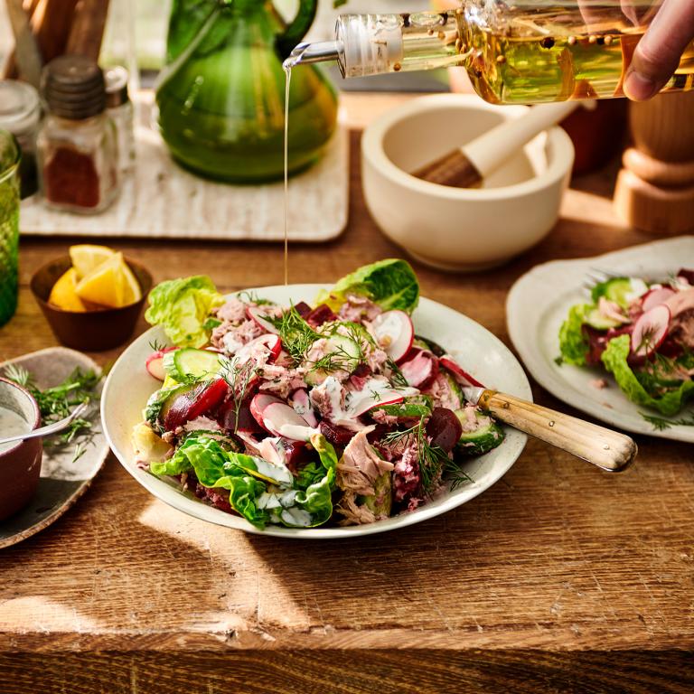 Veganer Vuna Salat mit Gurken und Rote-Bete BBQ Vuna Salat