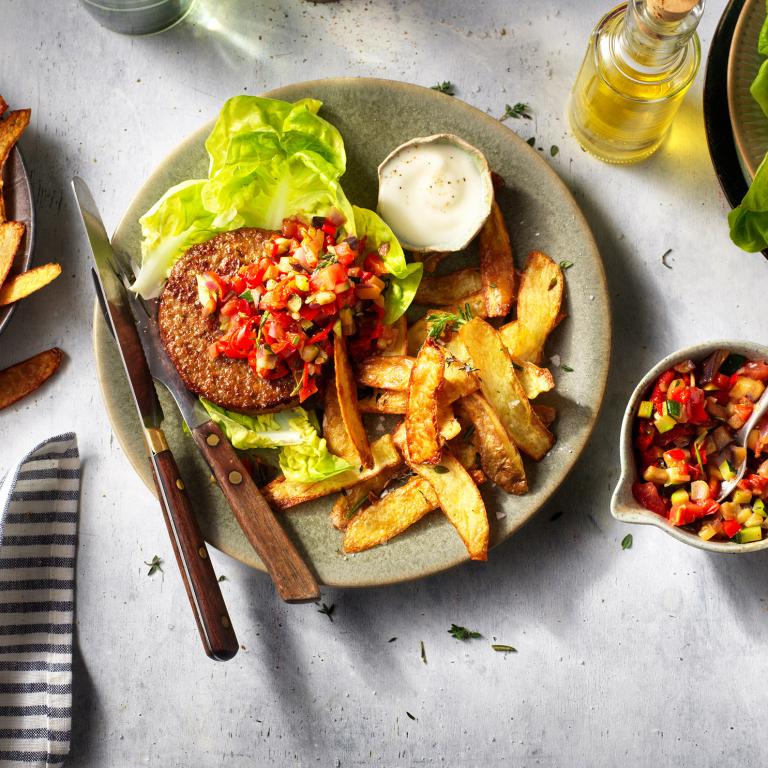 No Waste - Veganer Sensational Burger an Ratatouille mit Aioli und Kartoffelschalen No Waste Sensational Burger mit Aioli und Kartoffelschalen