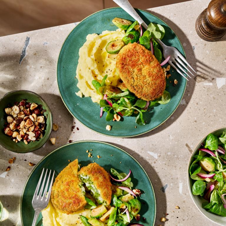 Spinat-Käse Knuspertaschen mit Kartoffelpüree und Rosenkohl Spinat-Käse Knuspertaschen mit Kartoffelpüree und Rosenkohl