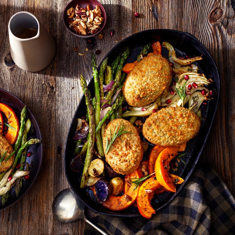 Veggie Traybake mit Spinat-Käse Knuspertaschen Veggie Traybake mit Spinat-Käse Knuspertaschen